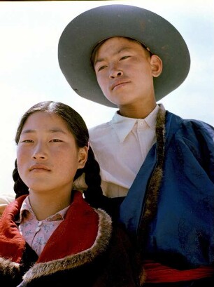 Institut für Nationale Minderheiten. Tibetisches Paar in Trachten