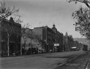 Auf dem Passeig de Gràcia : Blick über die Straße Passeig de Gràcia. Im Hintergrund der Tibidabo