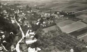 Mohorn (Wilsdruff-Mohorn). Stadtteilansicht mit Pfarrkirche und Bahnhof. Luftbild-Schrägaufnahme von Nordost