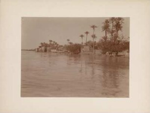 Häuser am Tigris : Flusslandschaft des Tigris zur Zeit der Überschwemmung mit Häusern am Ufer in der Nähe von Bagdad.