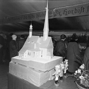 Weihnachtsausstellung : Holzmodell der Kirche von Mülsen, St. Niklas