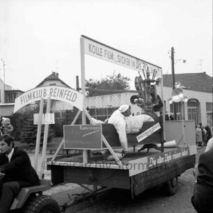 Karpfenfest: Umzug: Mottowagen des Filmclubs Reinfeld "Kolle Film", Traktor: am Straßenrand Zuschauer, Strommasten, 12. Oktober 1969
