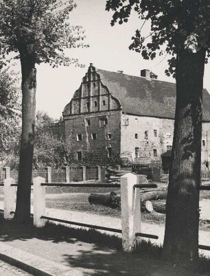 Beeskow. Brandenburg. Ansicht der um 1272 urkundlich erwähnten Wasserburg Beeskow.