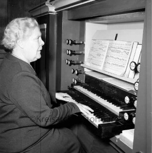 Evangelische Kirche: Verabschiedung der Organistin Helene Warnecke: Helene Warnecke an der Orgel