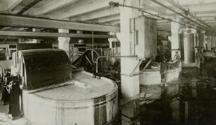 Dresdner Chromo- und Kunstdruck Papierfabrik : Heidenau. In der Dresdner Chromo- und Kunstdruckpapierfabrik Krause und Baumann AG. Holländersaal