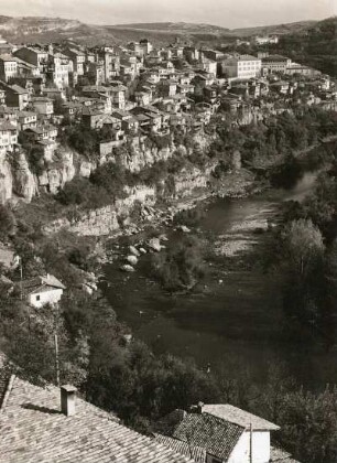 Bulgarien. Weliko Tarnowo (Tirnowo, Tirnovo). Stadtansicht von Südwest mit Fluss Jantra