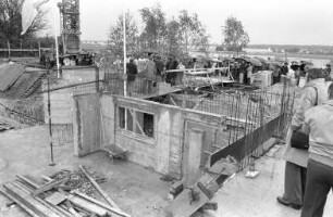 Gemeindezentrum St. Barbara der katholischen Kirchengemeinde Heilig Geist in der Kastanienallee 32. Grundsteinlegung
