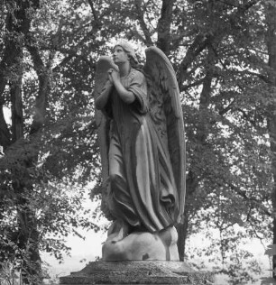 Grabmal der Familie Trübsbach : Grabmal der Familie Trübsbach. Stein (1900/1943). Betender Engel. Chemnitz-Glösa-Draisdorf, Kirchhof von Sankt Jodokus (Friedhof Glösa)