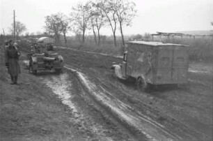 Zweiter Weltkrieg. Frontbilder. Russland. Angehöriger und Fahrzeuge der deutschen Wehrmacht auf einer unbefestigten Landstraße