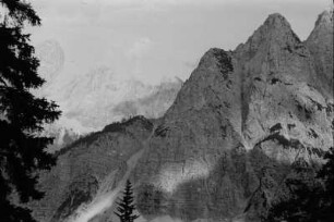 Felswand : Felswand und Felsformation der Alpen.