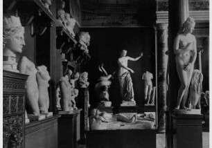 Skulpturen im Römischen Saal des Neuen Museums