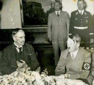 Der britische Premierminister Chamberlain im Gespräch mit Hitler anlässlich des Münchner Abkommens