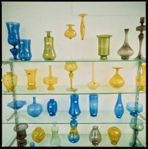 Verschiedene Glasvasen im Regal, Lauscha