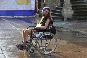 Rollstuhlfahrer bettelt in Gdansk : Ein Rollstuhlfahrer hält ein Schild in den Händen und bettelt auf dem Langen Markt (Dlugi Targ). Aufgenommen am 7. Juli 2009 in Gdansk (Danzig)