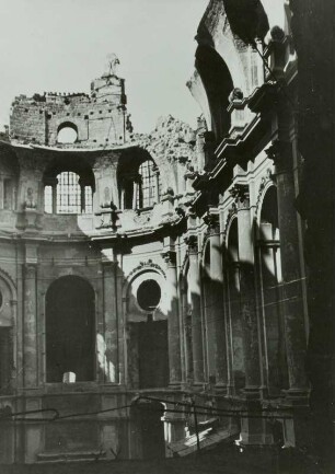 Dresden, Innenraum der zerstörten katholischen Hofkirche, Blick zum Altar