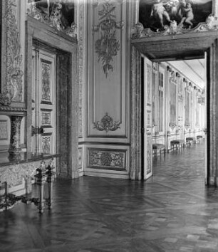 München-Nymphenburg. Schloß Nymphenburg. Nördliches Empfangszimmer (um 1717; J. Effner, J. Amigoni). Blick in die nördliche Galerie