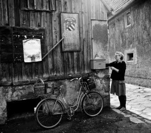 Die Frau, die die Post bringt, leert auch den Briefkasten