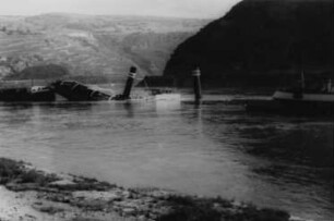 Fliegerbomben beschädigen Schiffe im 2. Weltkrieg am Rhein