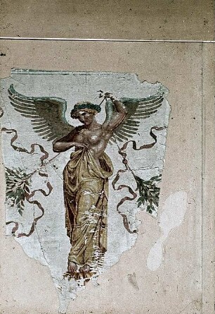 Tapete mit exotischen Vögeln und geflügelten weiblichen Figuren