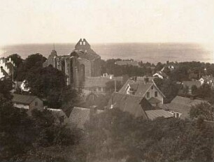 Visby (Gotland). Stadtteilansicht mit Kirchenruine