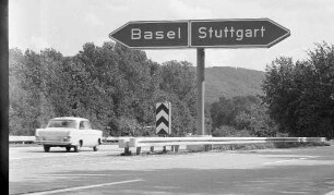 Beschilderung am Autobahndreieck Karlsruhe.