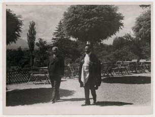 Der äthiopische Kaiser Haile Selassi im Garten des Carlton Hotels in Genf