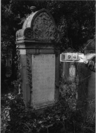 Grabstein 194 (Index: 100093023) Maße HxBxT: 200x60x31 cm Symbolik: Verzierungen: Grabstein 194