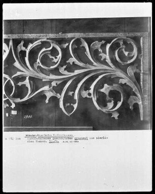 durchbrochenes Ornament aus zierlichen Ranken