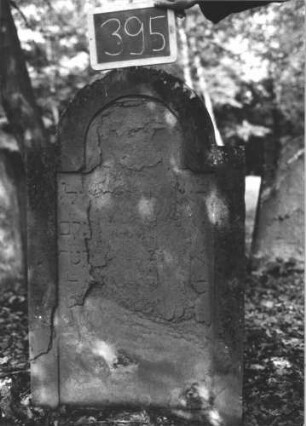 Grabstein 395 (Index: 99895835) Material: Sandstein Zustand: fast ganz abgeblättert und verwittert Maße HxBxT: 104x63x9 cm Beschreibung: Stele mit eingezogenem Rundbogenabschluss: Grabstein 395