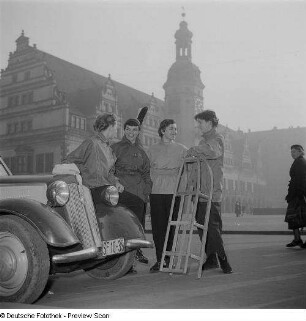 Präsentation von Wintersportbekleidung für Damen