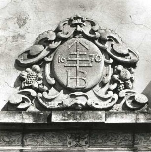 Bautzen, Fleischmarkt 2. Wohnhaus (Bezeichnung 1670). Portal. Giebelkartusche