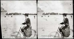 La Baule. Mme N. Perret auf dem Fahrrad am Strand vor dem Hôtel Royal