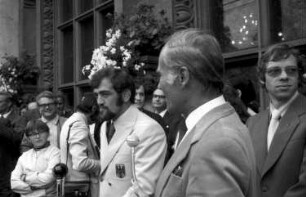 Freiburg: Adolf Seger und Oberbürgermeister Dr. Keidel; auf dem Balkon