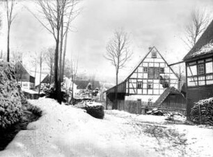 Ortsmitte unterm Friedhof : v. re.: Kirchvaterhaus (FW), alte Dorfschmiede (FW), Ölmühle (Teil d. Front), li. Graben d. Ölmühle, Friedhofsmauer