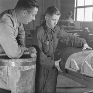 Ausbilder und Lehrling bei Borgward mit einem Bauelement, um 1938/1941