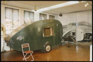 Sonderausstellung "Eins, Zwei, Drei - Haus dabei!", 1997, Ausstellungsraum mit Wohnwagen "Tramp" von Hirth, 1949