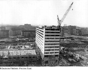 Blick über das Restaurant "Bastei" und das Interhotel "Bastei" im Bau zur Reitbahnstraße