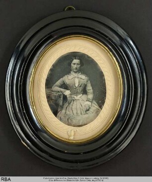 Portrait einer sitzenden Frau