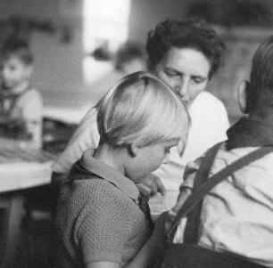 Ganztagsschule (Spielen-Lernen-spielend lernen). Beim Basteln im Schulhort (wahrscheinlich in der Haydnschule in Dresden-Striesen)