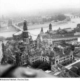 Ruine des Residenzschlosses, Stallhof, Hofkirche, Augustusbrücke und Neustädter Elbufer