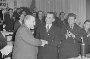 Wilhelm Koenen gratuliert Kurt Krenz, Vorsitzender der Domowina, anlässlich des III. Bundeskongresses der Domowina in Bautzen : Wilhelm Koenen gratuluje Kurtej Krjeńcej na III. Zwjazkowym kongresu Domowiny w Budyšinje : Bautzen / Budyšin