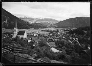 Östereich, Imst. Blick auf den Ort mit Katholischer Pfarrkirche Maria Himmelfahrt