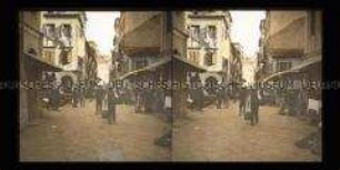 Belebte Straße mit Geschäften, Ständen und Passanten in, Kerkyra, Korfu