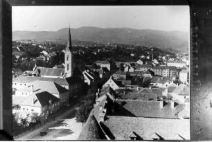 Agram [Zagreb, Kroatien]: spätgotisches Portal der Markuskirche, 1420 [Blick von der St. Stephans-Kathedrale gegen die Berge, Sljemegebirge]