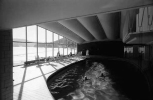 Titisee: Hallenbad Titisee; innen, seitlich; mit zugefrorener See