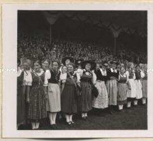 Der Appell der Hitlerjugend in der Hauptkampfbahn des Stadions in Nürnberg während des NSDAP-Parteitags