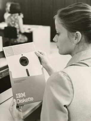 Datenerfassungssystem "IBM 3740" mit Diskette der IBM Corporation