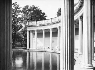 Albrechtschlösser. Dresden-Loschwitz, Bautzner Straße 130. Schloß Albrechtsberg (1850-1854; A. H. Lohse). Wasserbecken und Kolonnaden an der Elbseite