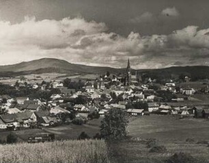 Deutschland. Bayrischer Wald. Blick auf Zwiesel. In der Bildmitte die 1877 im neugotischen Stil errichtete katholische Pfarrkirche St. Nikolaus