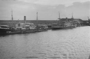 Hafen von Belawan : Hafenlandschaft mit Dampfschiffen am Kai